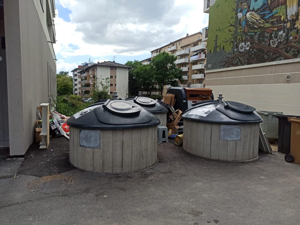 Encombrants, poubelles, Recyclerie: ressourcerie - au service des habitants plutôt qu’au service de l’idéologie.